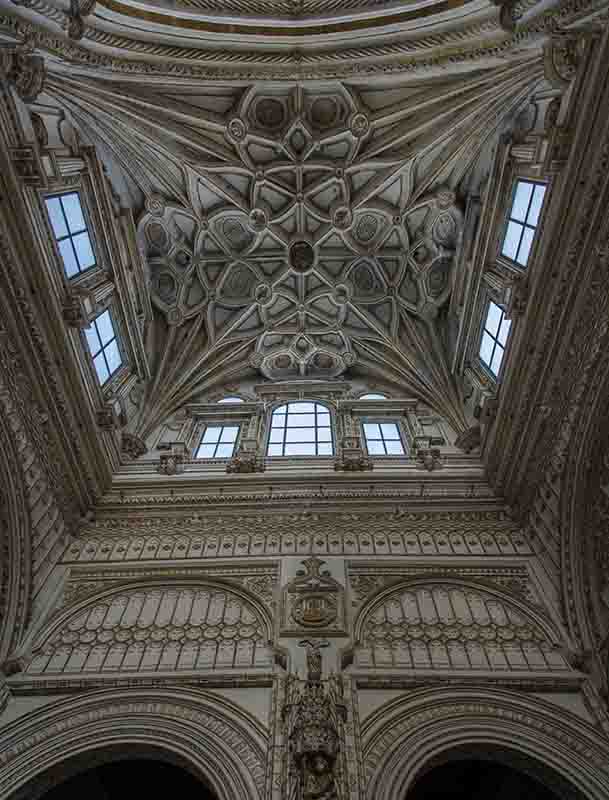 Córdoba 076 - Mezquita Catedral - interior - crucero.jpg